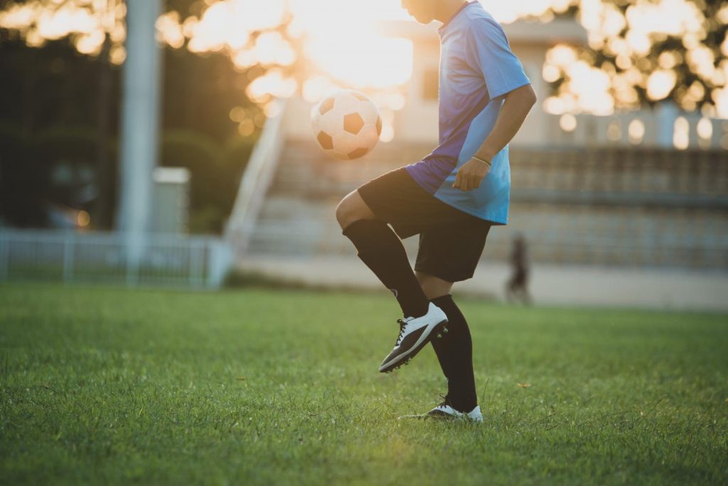 Vrouwenvoetbal in België: speelster in actie op het stadion tijdens een voetbalwedstrijd