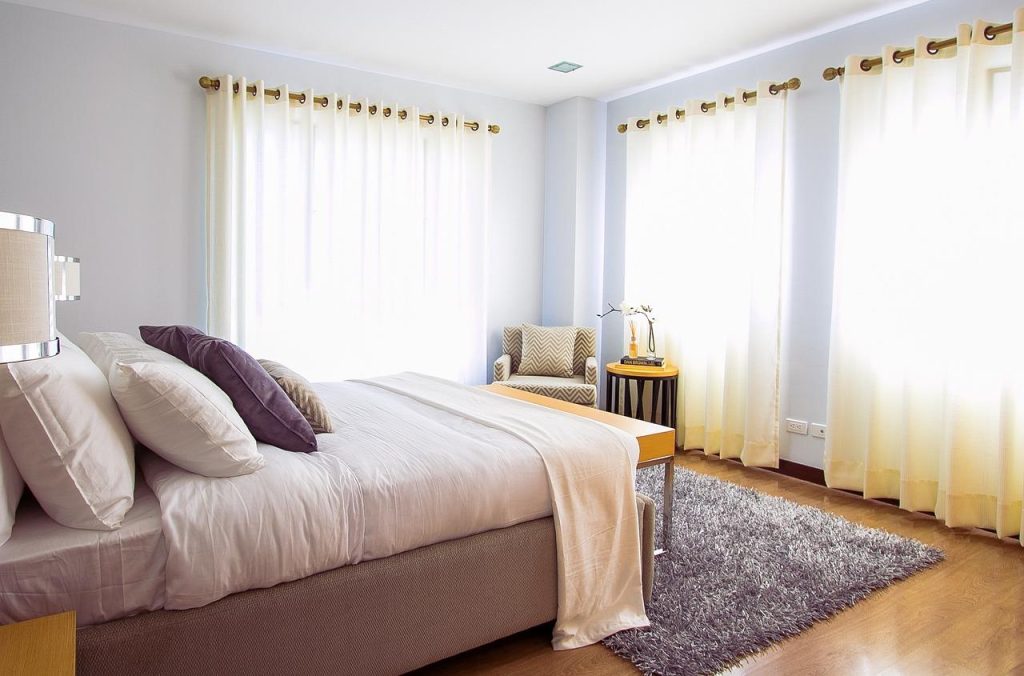 Vergelijking van gordijnen en rolgordijnen voor slaapkamer: kleurkeuzes, lichtbeheersing en onderhoud