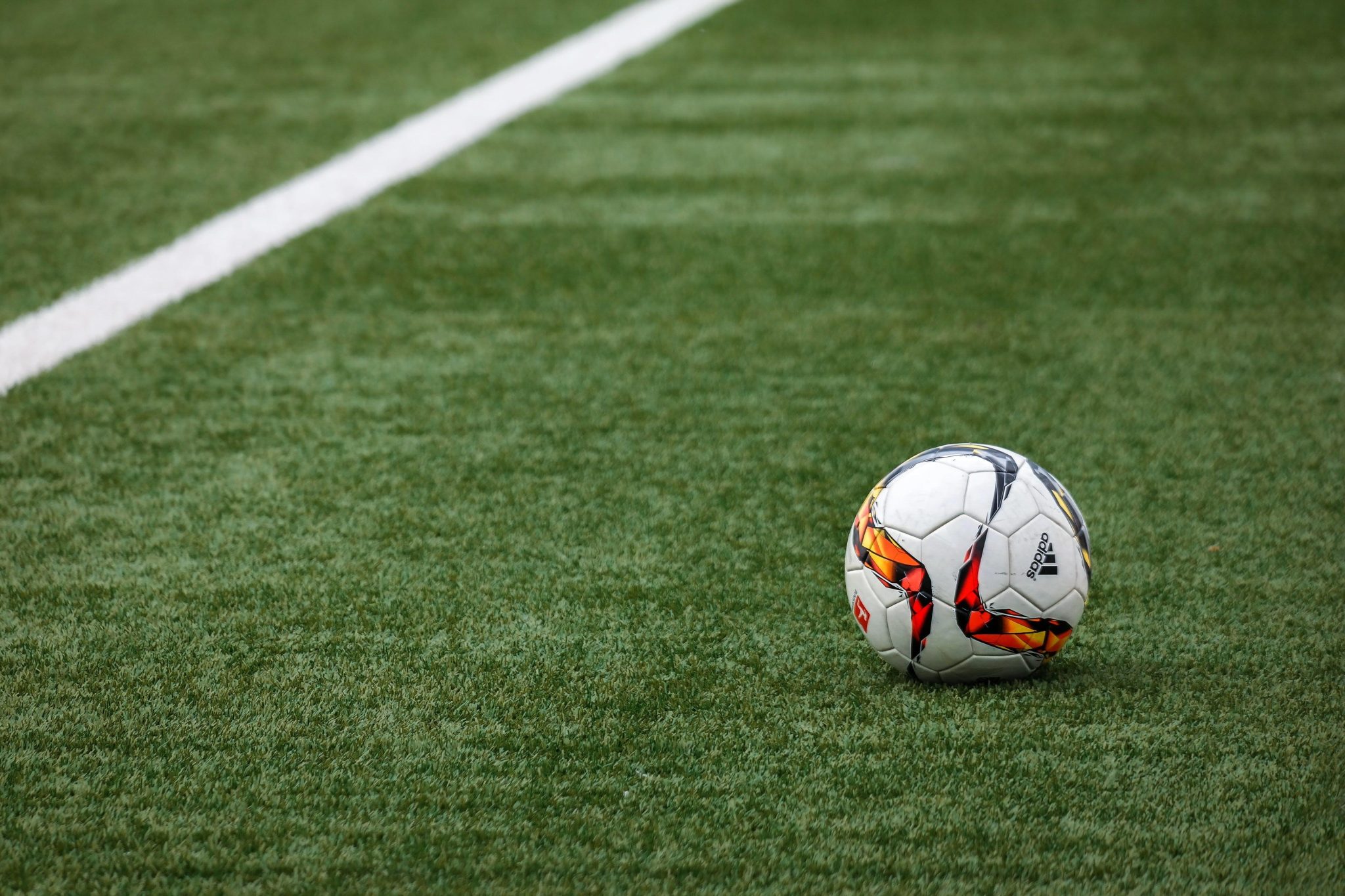 Voetbalfans kijken naar de intense strijd om de toppositie tussen Racing Genk en Standard Luik in de Jupiler Pro League