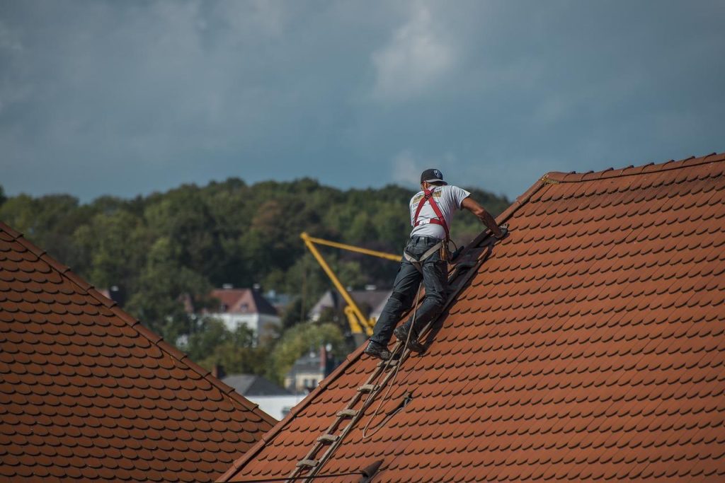 Dakbedekking in Rotterdam met verschillende materiaalsoorten zoals bitumen, PVC en zink voor huisbescherming