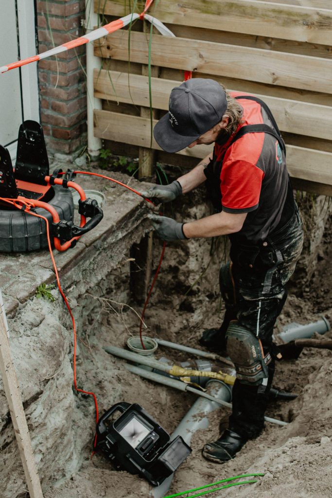 Professional voert ontstopping van leidingen uit met geavanceerde gereedschappen voor snelle probleemoplossing