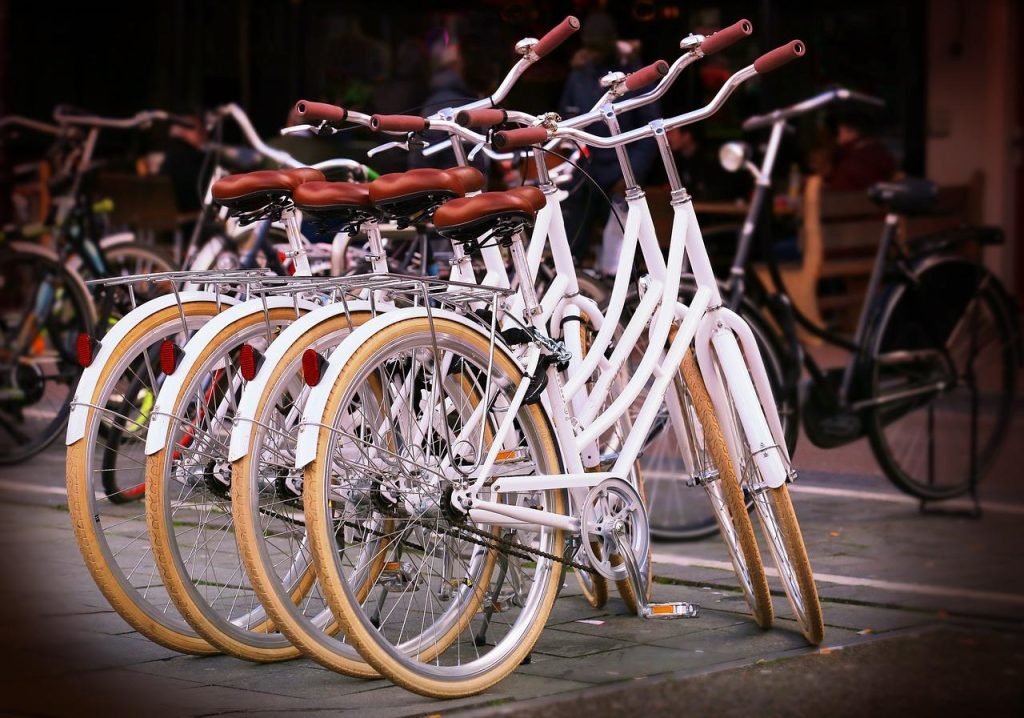 Deskundige fietsenmaker in Enschede voert professionele reparatie uit aan fiets in werkplaats