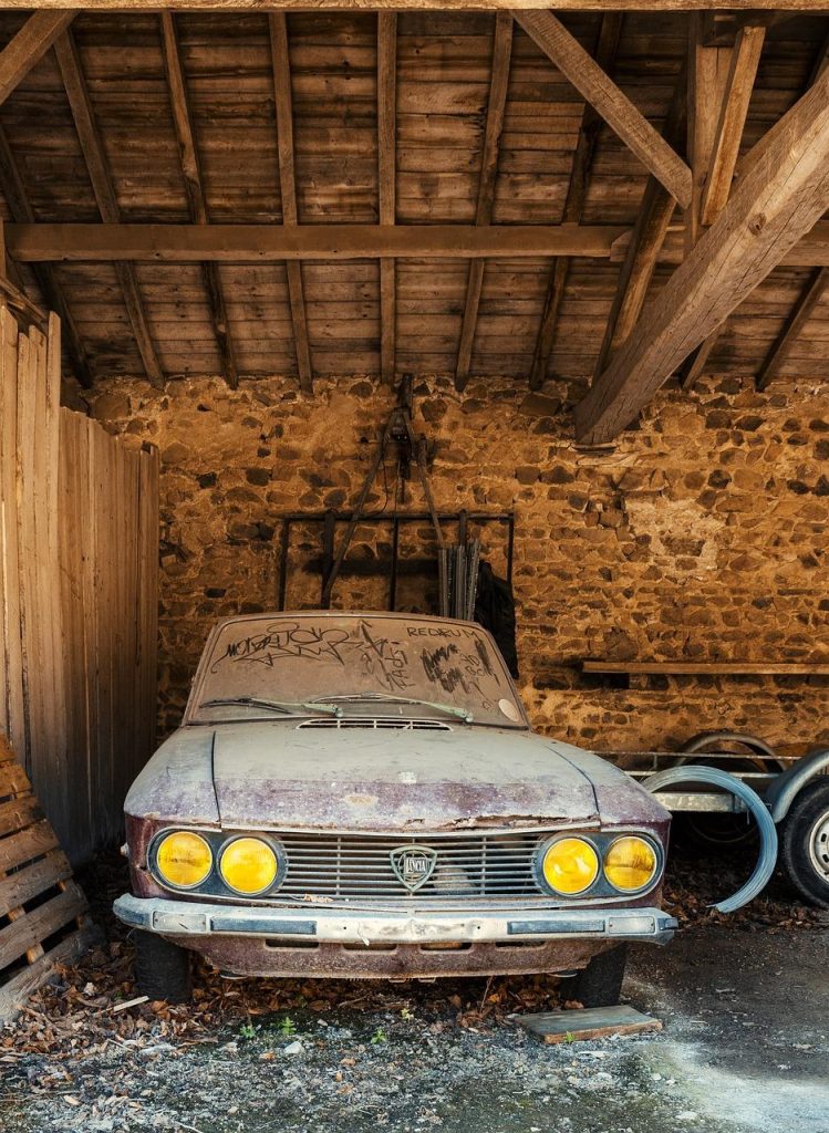 Illustratie van verschillende alternatieven voor autohoes inclusief carport, parkeergarage en opvouwbare garage