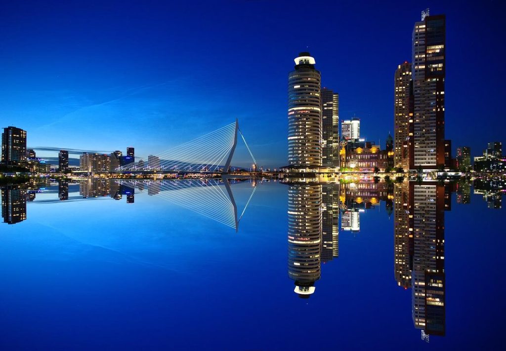 Levende Rotterdam Nieuws: dynamische stad met Erasmusbrug, evenementen en culturele attracties voor toeristen en expats