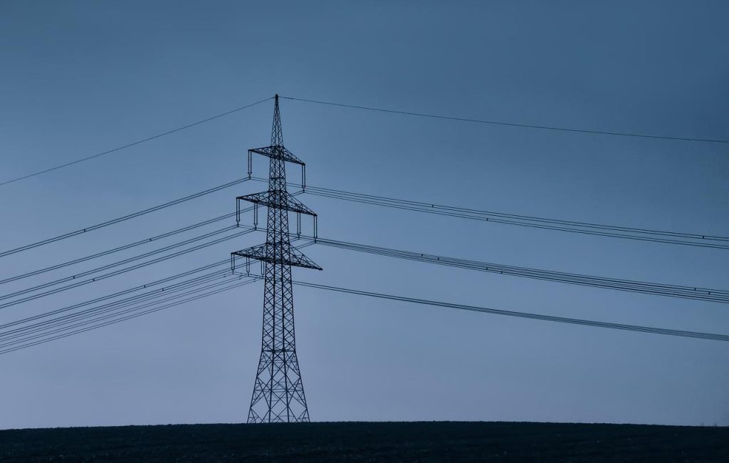 Amsterdam in het donker: grachten zonder verlichting bij stroomstoringen, illustreert impact op de stad