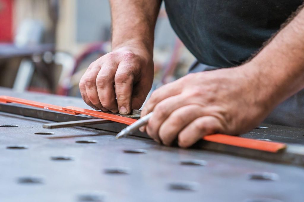 Klusjesman in Alphen aan den Rijn voert huisreparatie uit met professionele gereedschappen