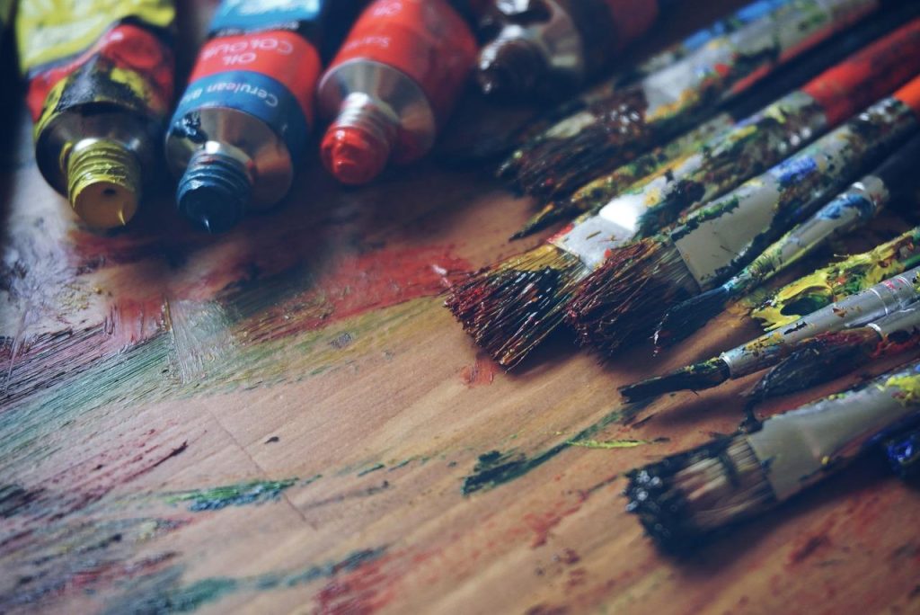 Kunst in Houten toont levendige muurschilderingen en kunstwerk dat de culturele scene van het pittoreske stadje illustreert
