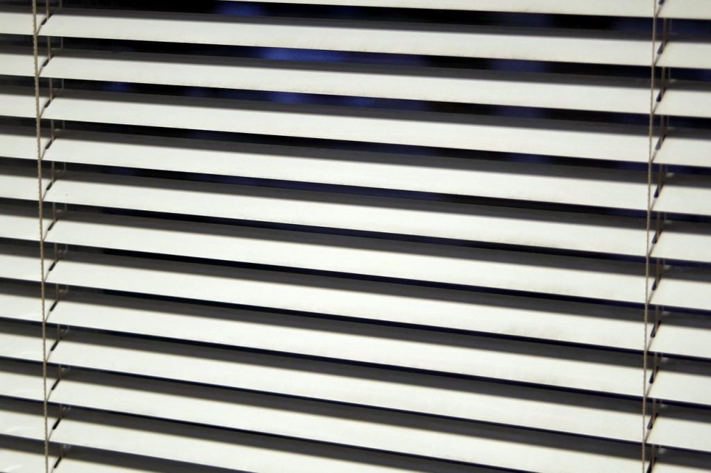 Stijlvolle raamdecoratie opties van Raamdecoratiedeal in verschillende kleuren en materialen voor elk interieur