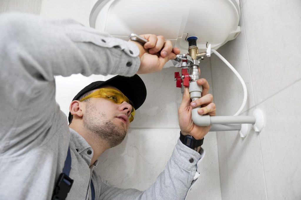 Professionele betrouwbare loodgieter in Den Helder voert reparatie uit aan sanitair systeem