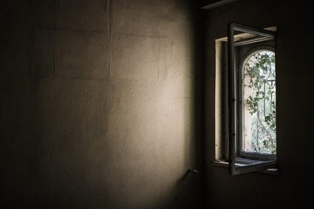 Moderne kunststof kozijnen in Huizen met dubbele beglazing voor verbeterde energie-efficiëntie en isolatie