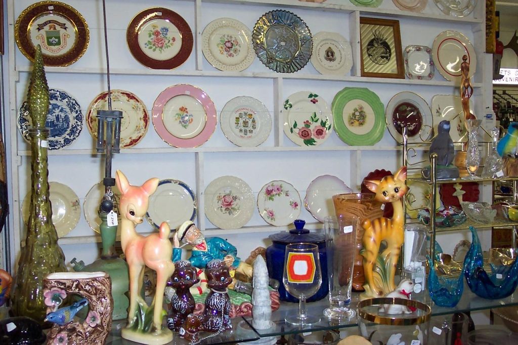 Rommelmarkt Rotterdam met kleurrijke kramen vol vintage meubels, antieke items en unieke schatten voor bezoekers