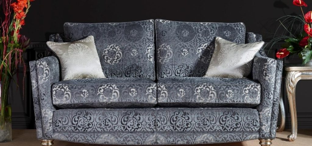 Klassieke kasten in rijke houtsoorten met gedetailleerd houtsnijwerk en verfijnde afwerking voor een elegante woonkamer