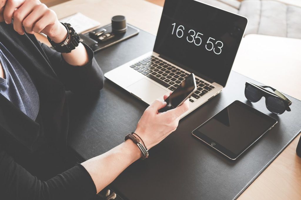 Brainstormscène die creativiteit in de moderne werkplek toont met samenwerkende medewerkers rondom innovatieve ideeën