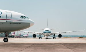 Home Passagier geniet van luxe aan boord van privéjet voor vluchten naar Ibiza in ultieme comfort en stijl