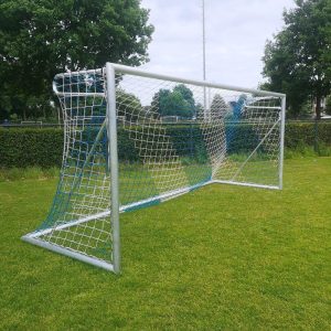 Home Calzio Champion klein voetbaldoel in aluminium blauwwit op voetbalveld vanaf zijkant