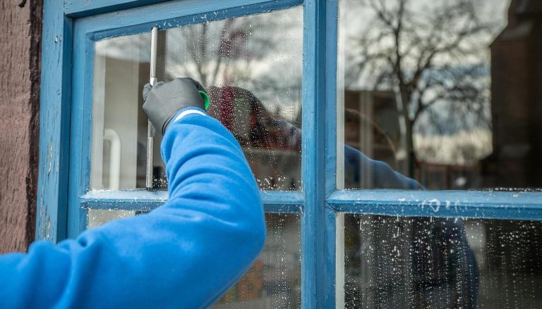Home Schematische weergave van dubbel glas met twee glasplaten en isolatielaag tussen elkaar voor betere thermische isolatie